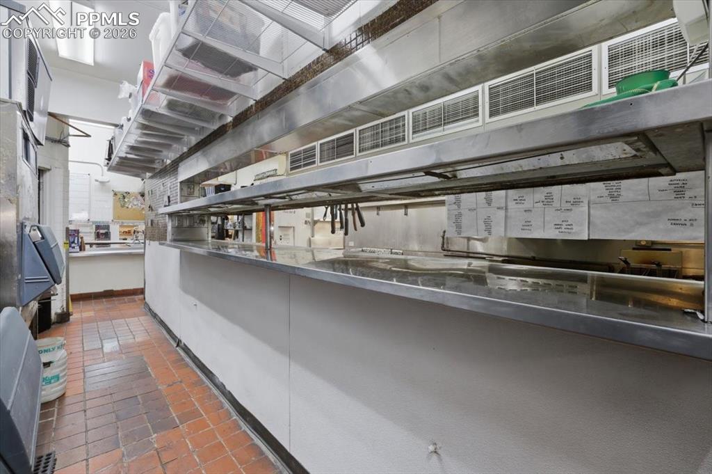 Image 33 of 49: Kitchen