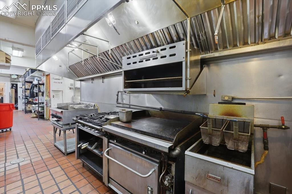 Image 34 of 49: Kitchen