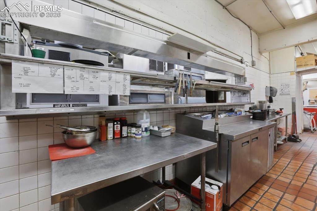 Image 35 of 49: Kitchen