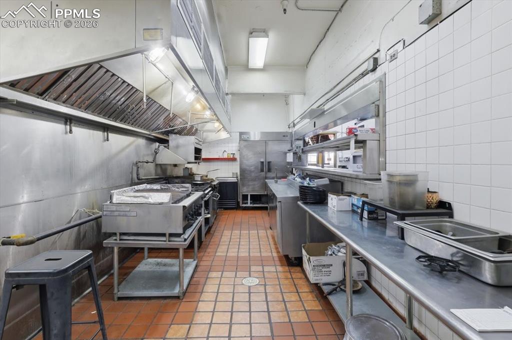 Image 36 of 49: Kitchen