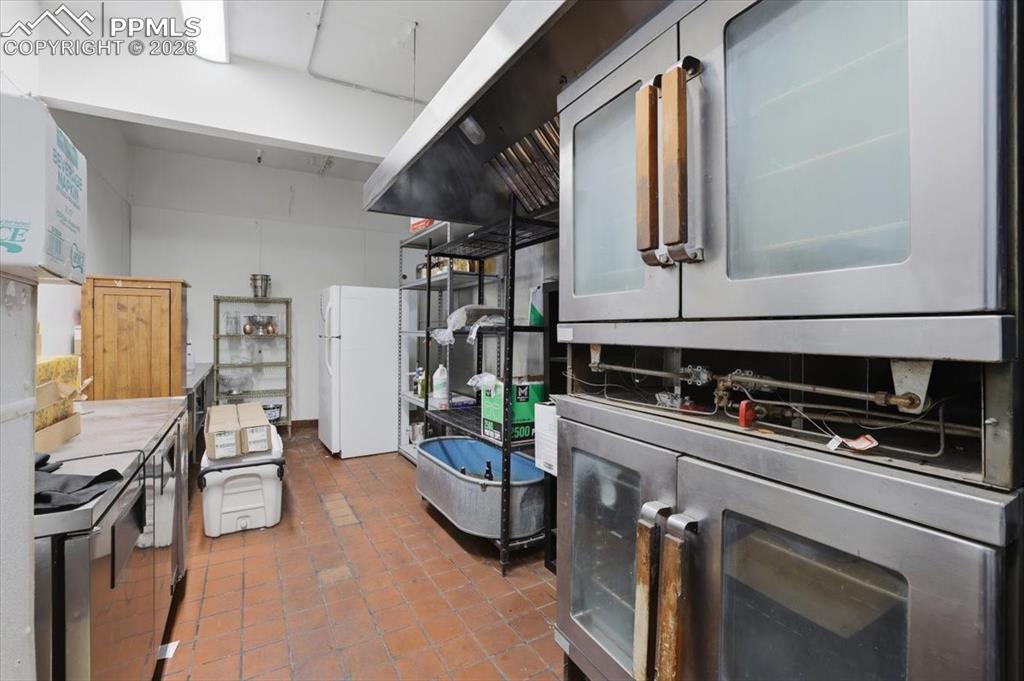 Image 37 of 49: Kitchen