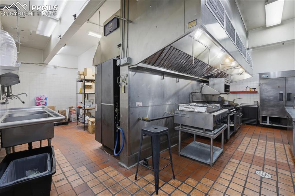 Image 38 of 49: Kitchen