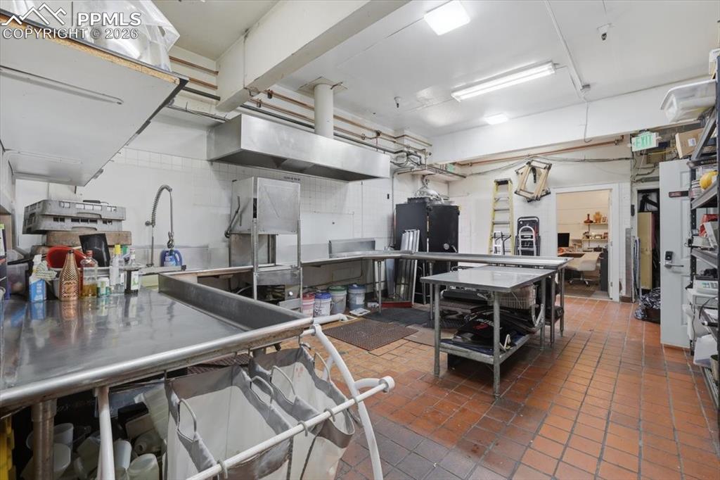 Image 39 of 49: Kitchen