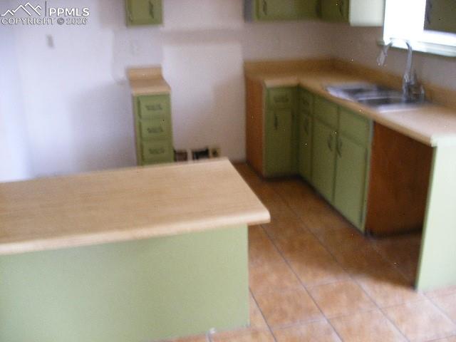 Image 14 of 40: Kitchen