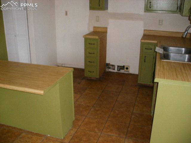 Image 15 of 40: Kitchen