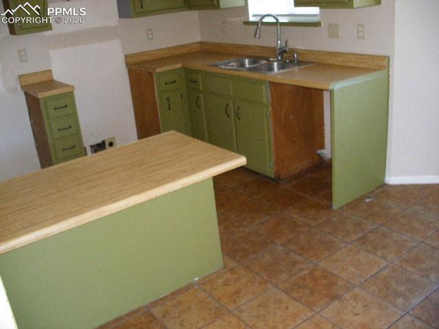 Image 16 of 40: Kitchen