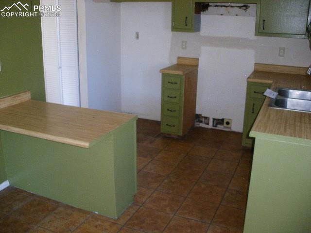 Image 18 of 40: Kitchen