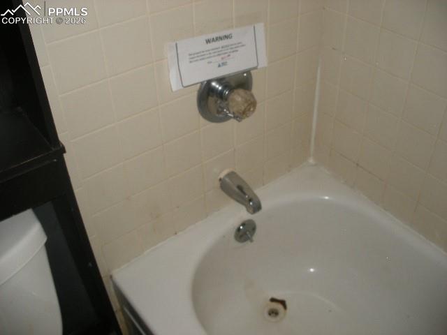 Image 6 of 40: Bathroom