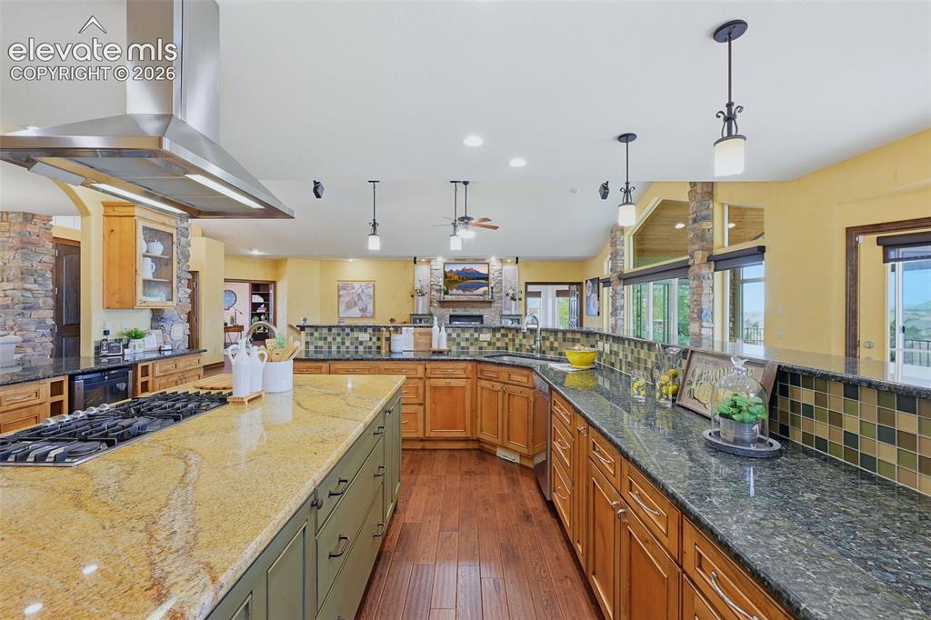 Image 10 of 46: Kitchen