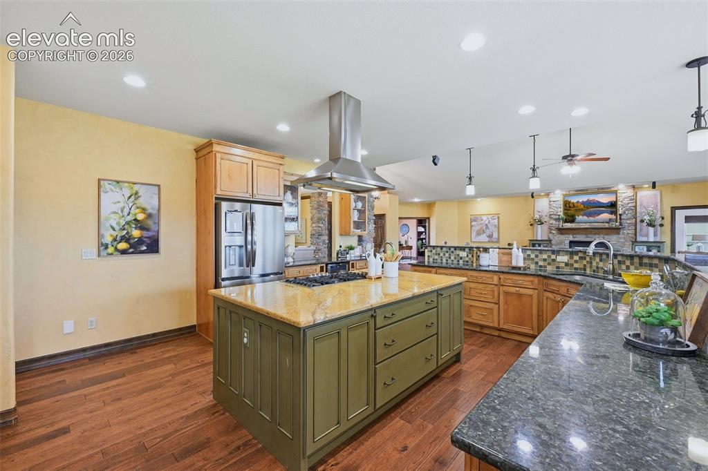 Image 11 of 46: Kitchen