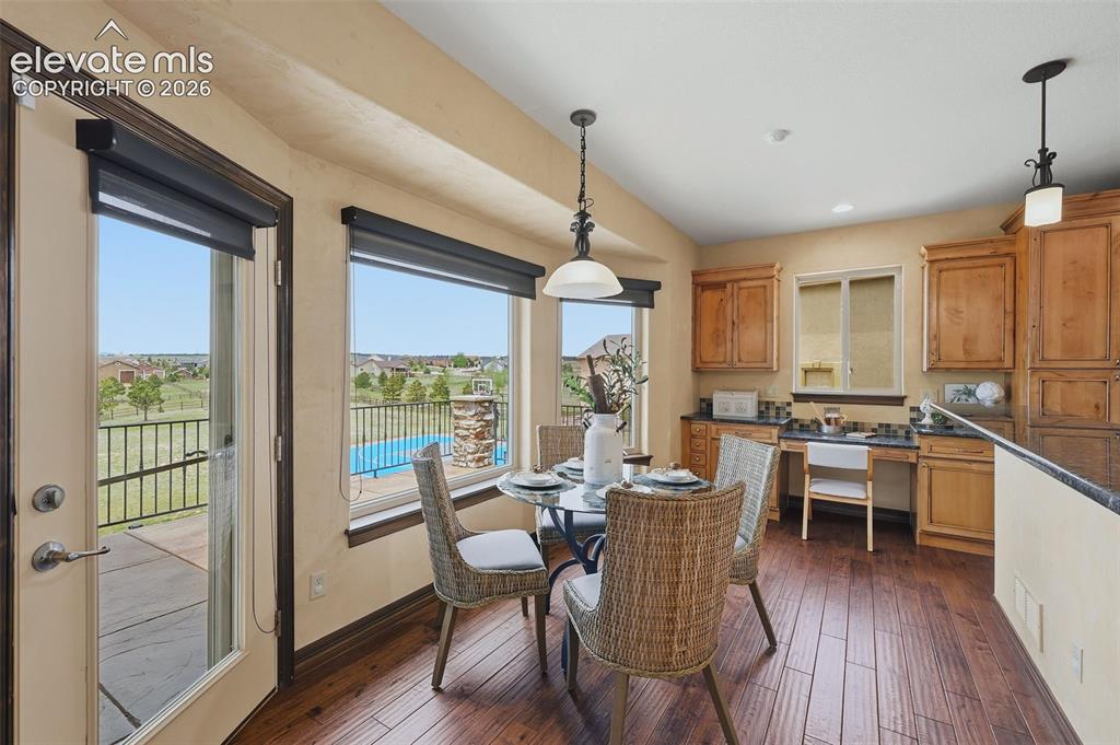 Image 16 of 46: Dining Area