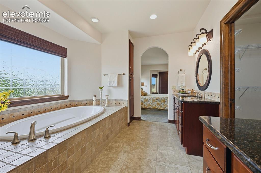 Image 19 of 46: Bathroom