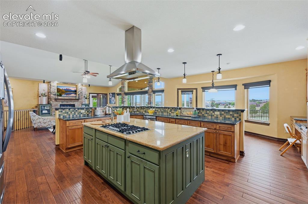 Image 8 of 46: Kitchen