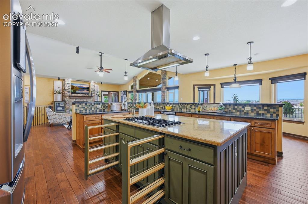 Image 9 of 46: Kitchen