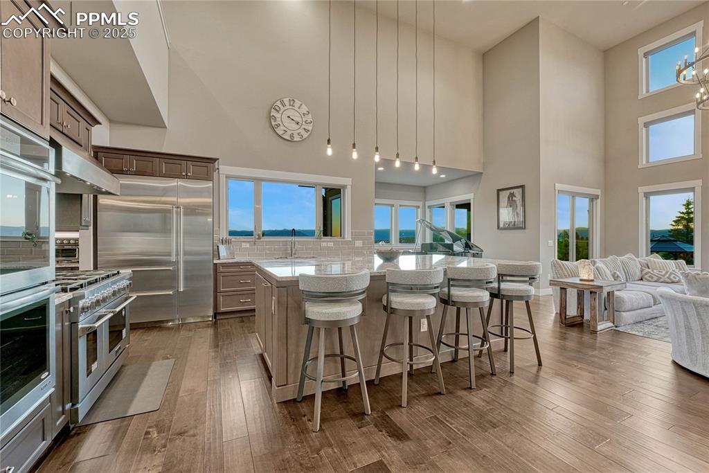 Image 10 of 50: Kitchen