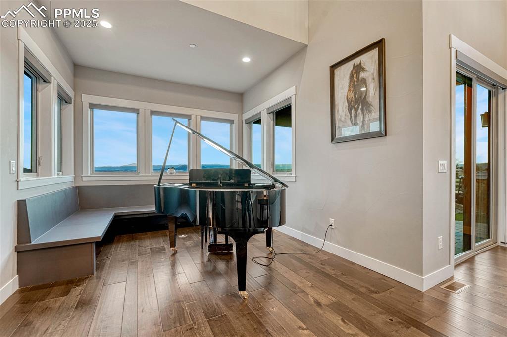 Image 12 of 50: Breakfast Area