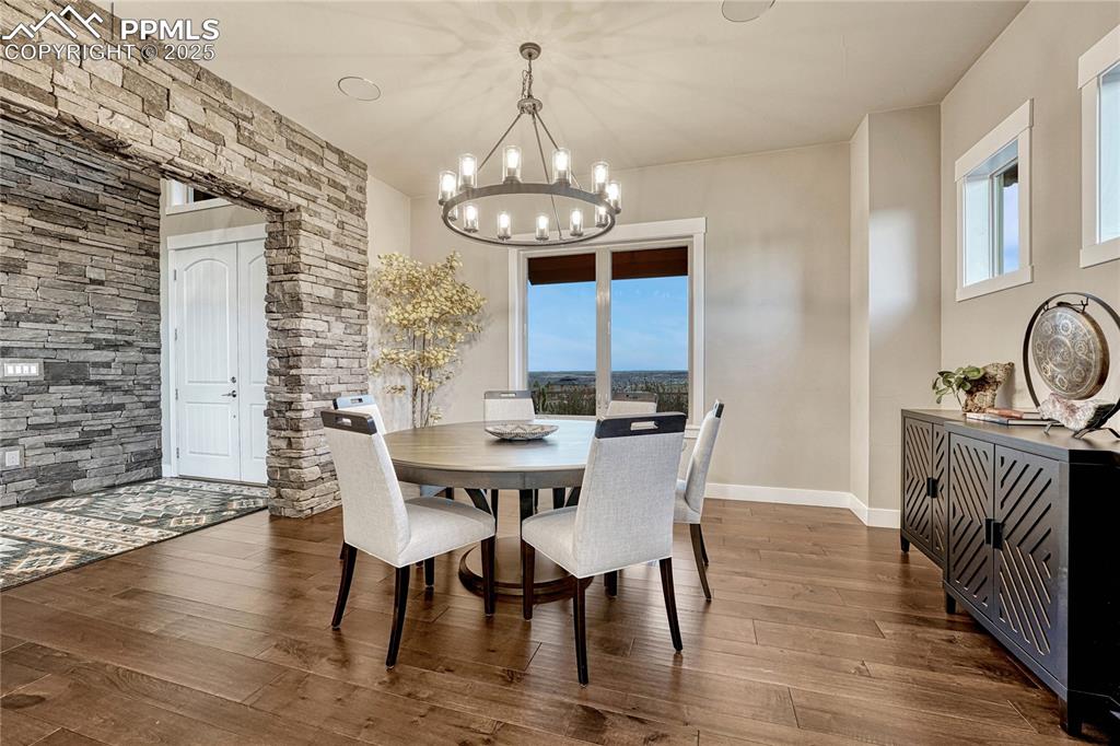 Image 14 of 50: Dining Area