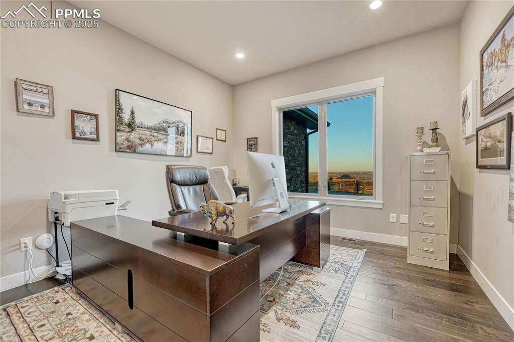 Image 15 of 50: Office