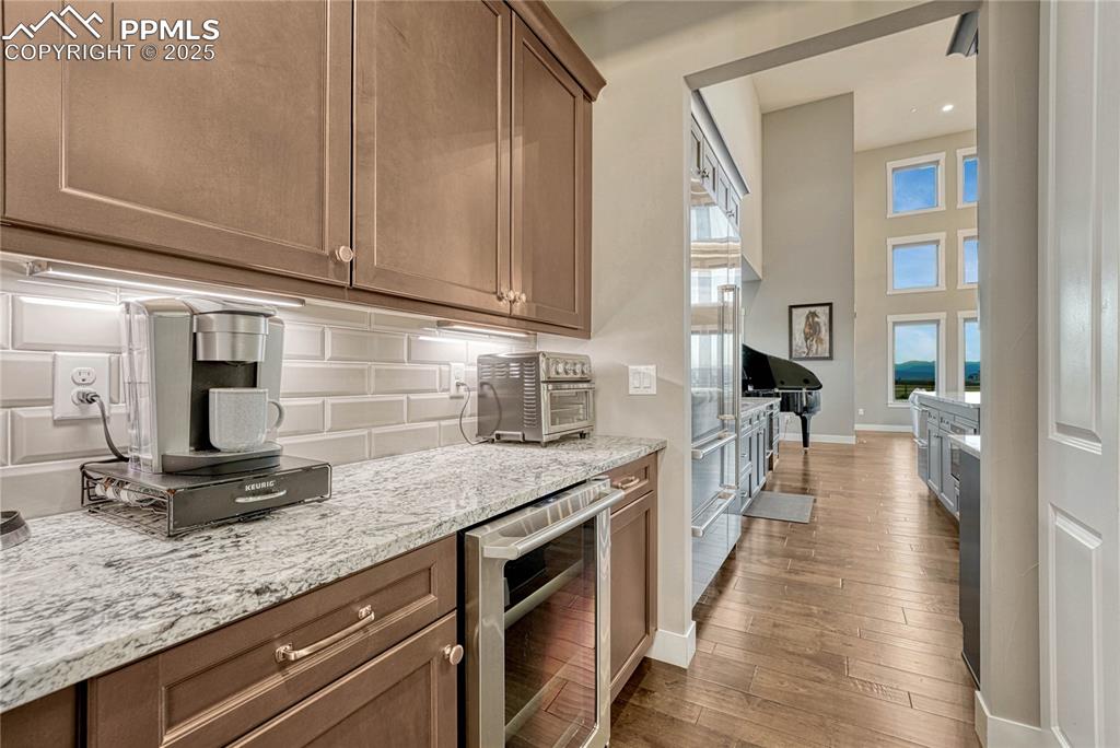 Image 16 of 50: Kitchen