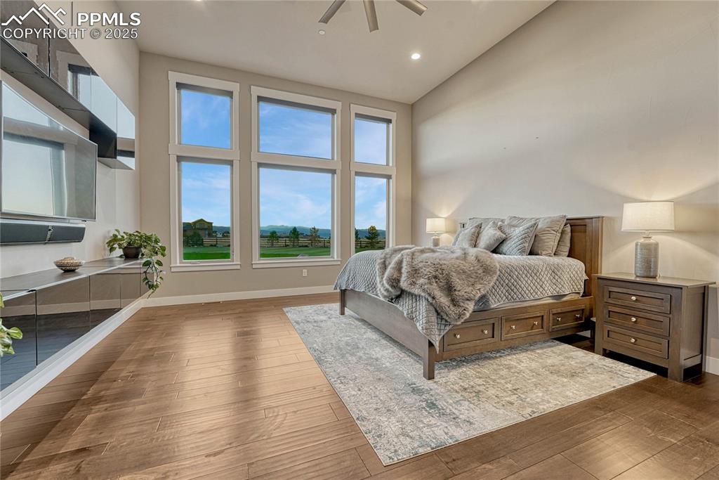 Image 17 of 50: Bedroom