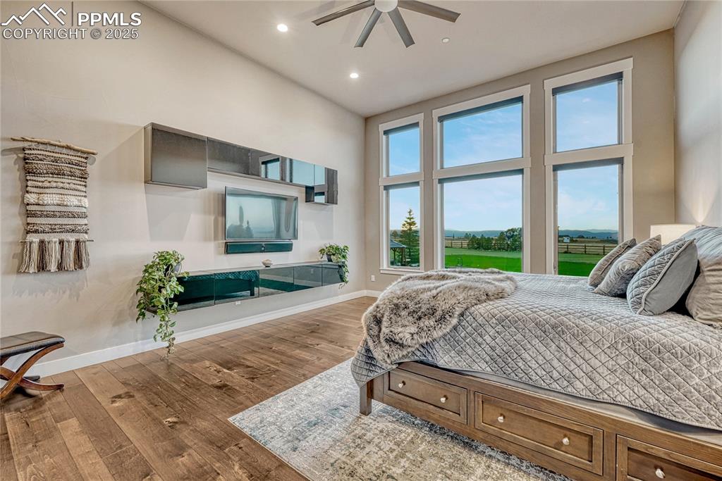 Image 18 of 50: Bedroom