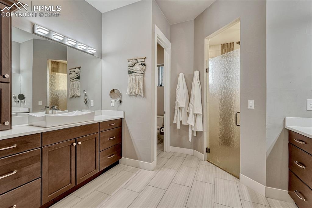 Image 20 of 50: Bathroom