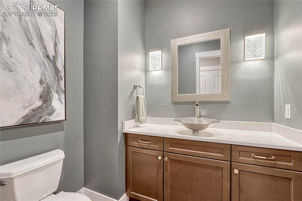 Image 23 of 50: Bathroom