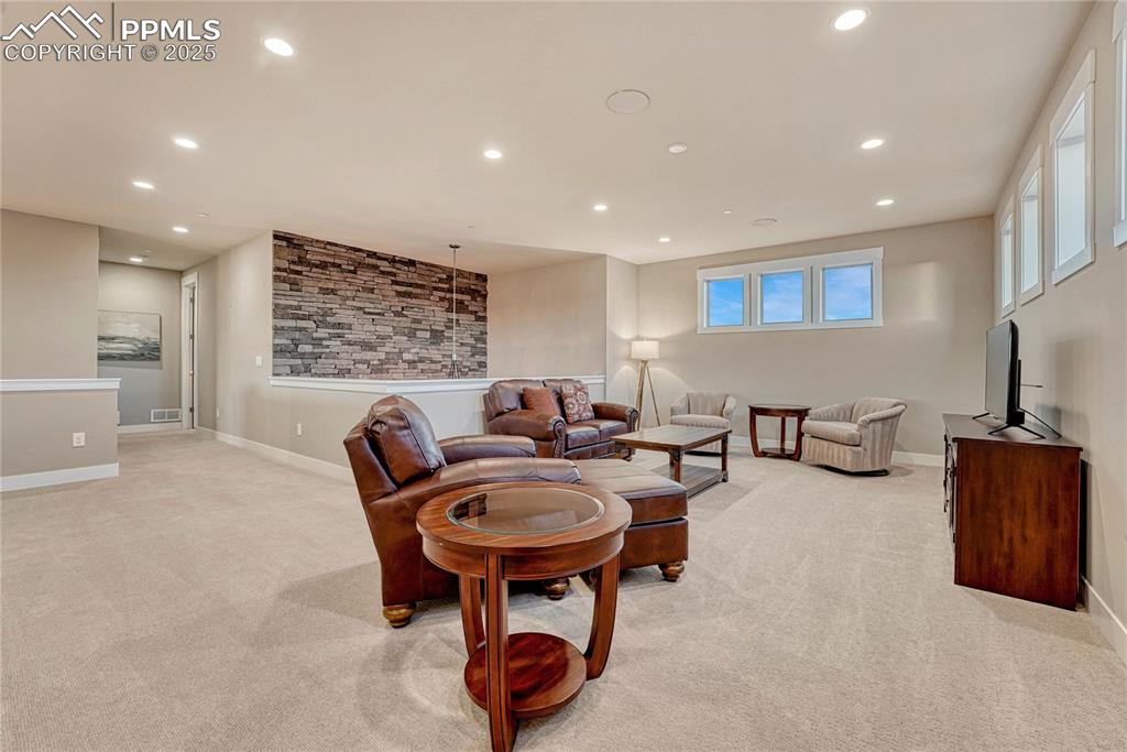 Image 25 of 50: Loft