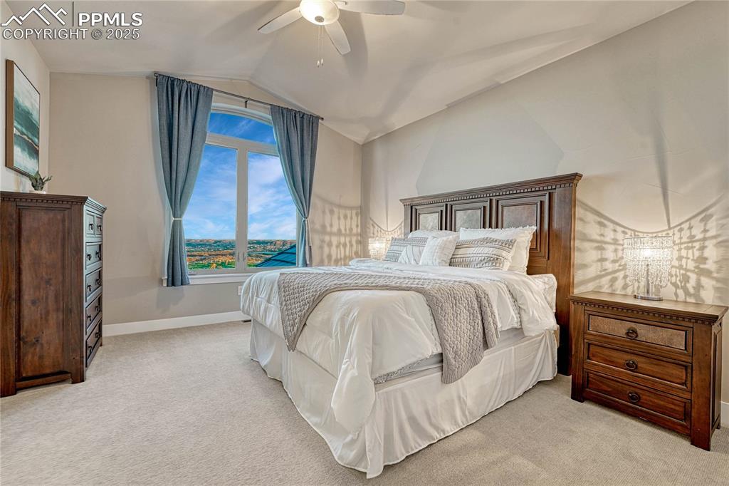 Image 26 of 50: Bedroom