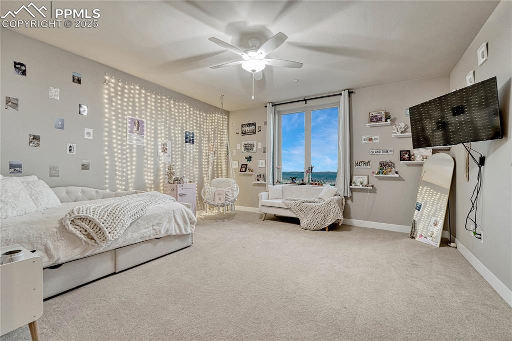 Image 28 of 50: Bedroom