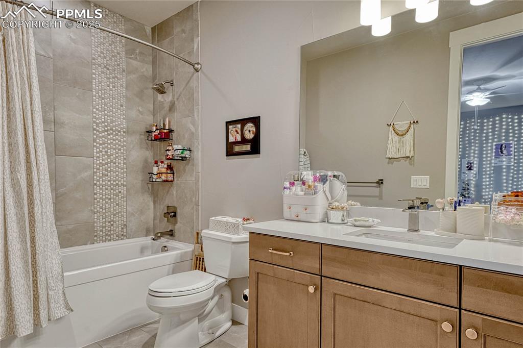 Image 29 of 50: Bathroom