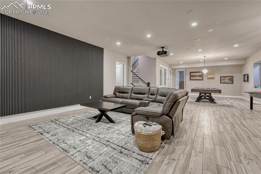 Image 31 of 50: Living Room