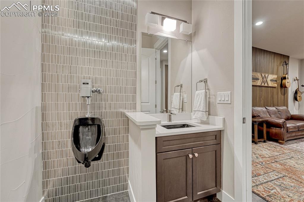 Image 35 of 50: Bathroom