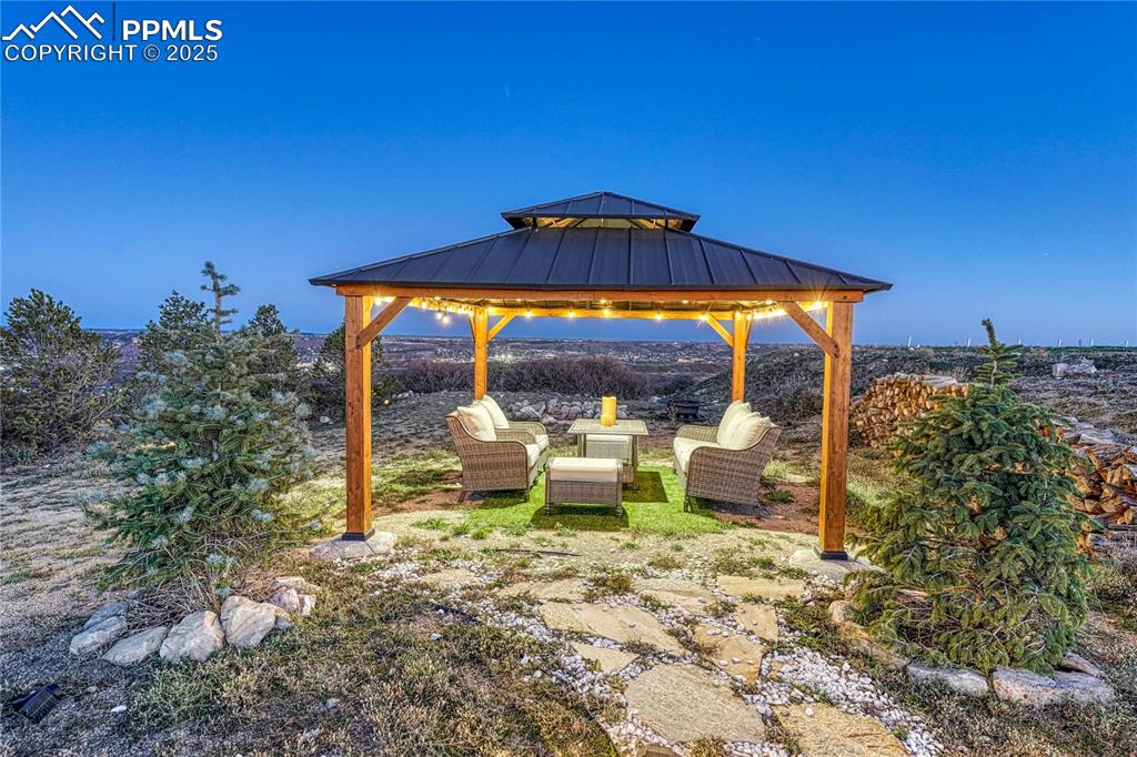 Image 40 of 50: Yard