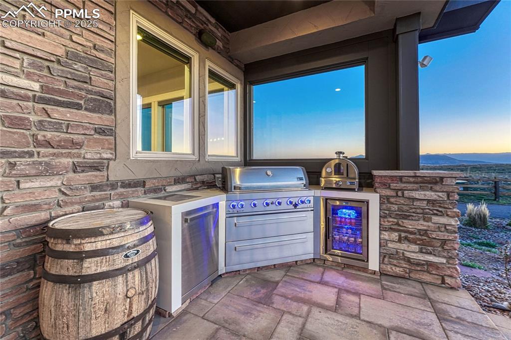 Image 41 of 50: Patio