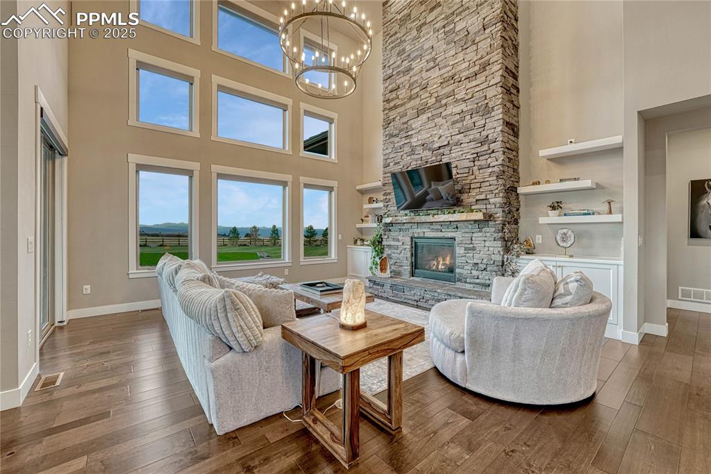 Image 7 of 50: Living Room