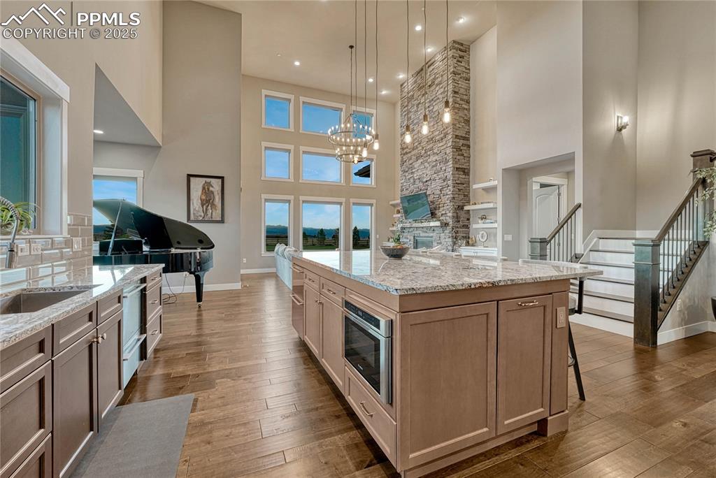 Image 8 of 50: Kitchen