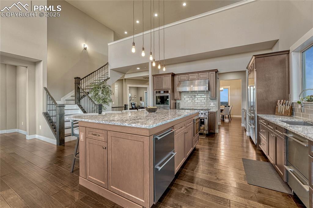 Image 9 of 50: Kitchen