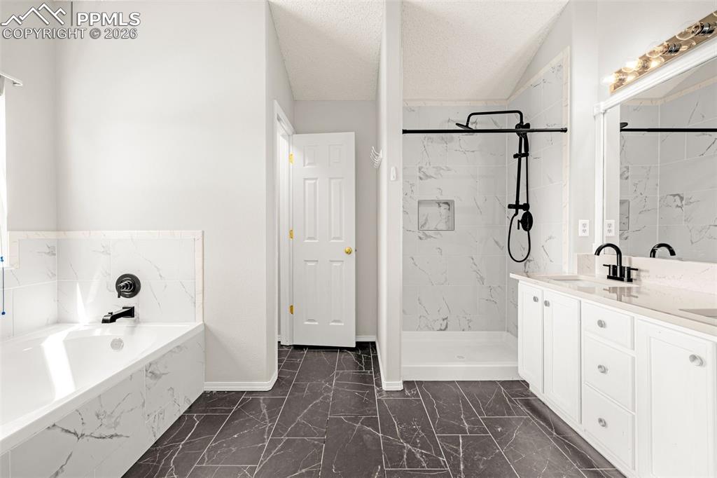 Image 16 of 45: Bathroom
