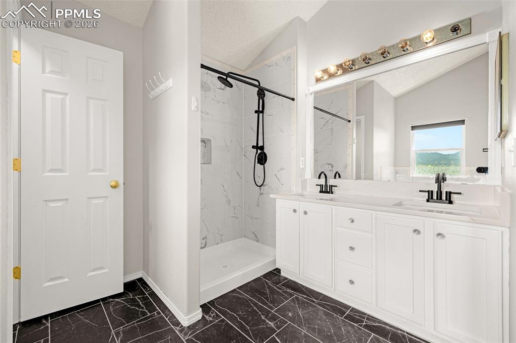 Image 18 of 45: Bathroom