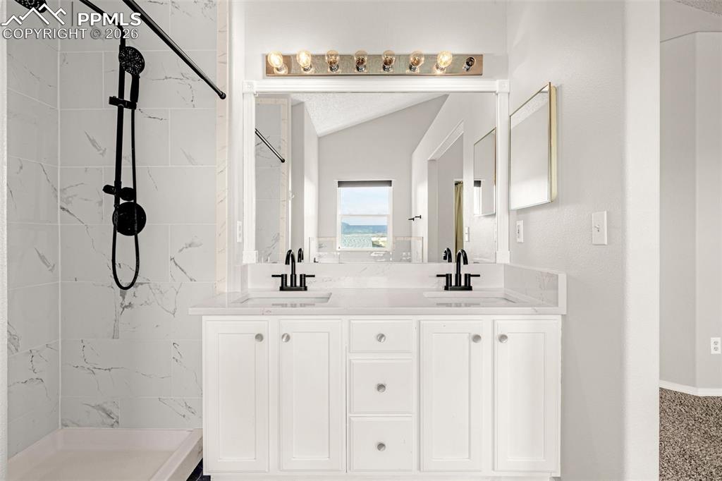 Image 19 of 45: Bathroom