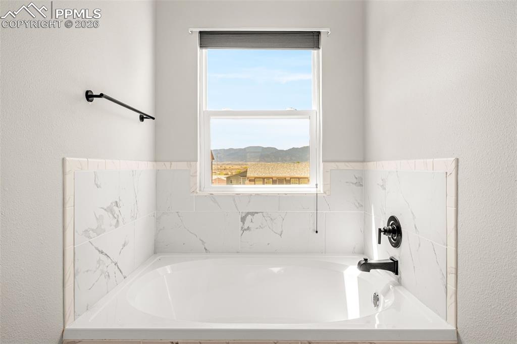 Image 20 of 45: Bathroom