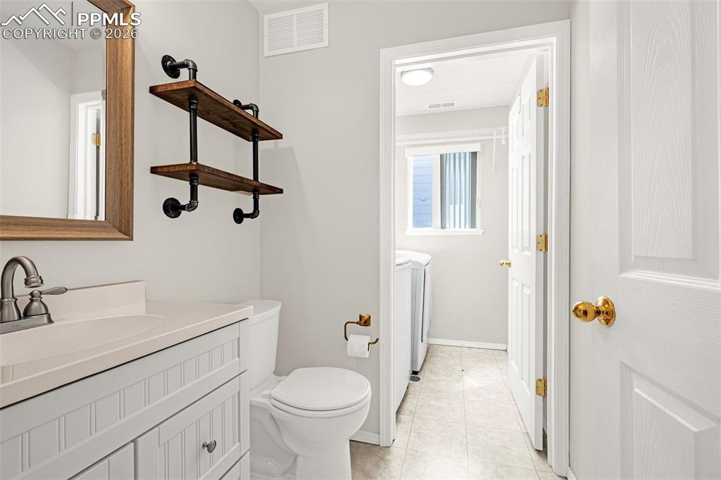 Image 26 of 45: Bathroom