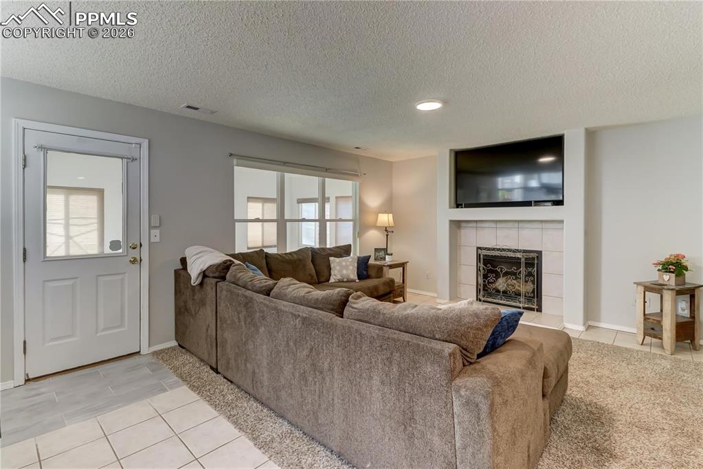 Image 6 of 7: Living Room