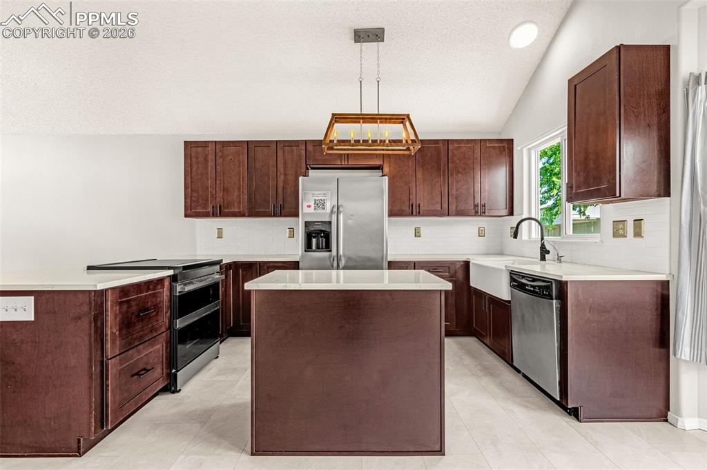Image 9 of 45: Kitchen
