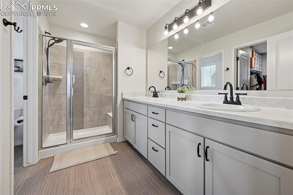 Image 18 of 30: Bathroom