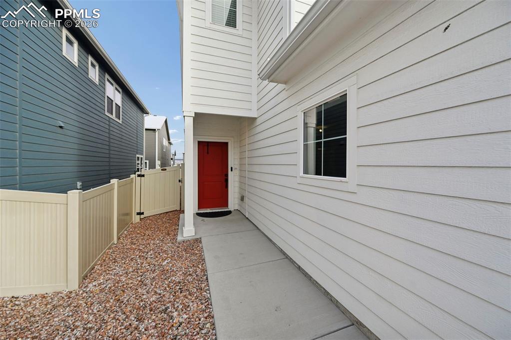 Image 4 of 30: Entry