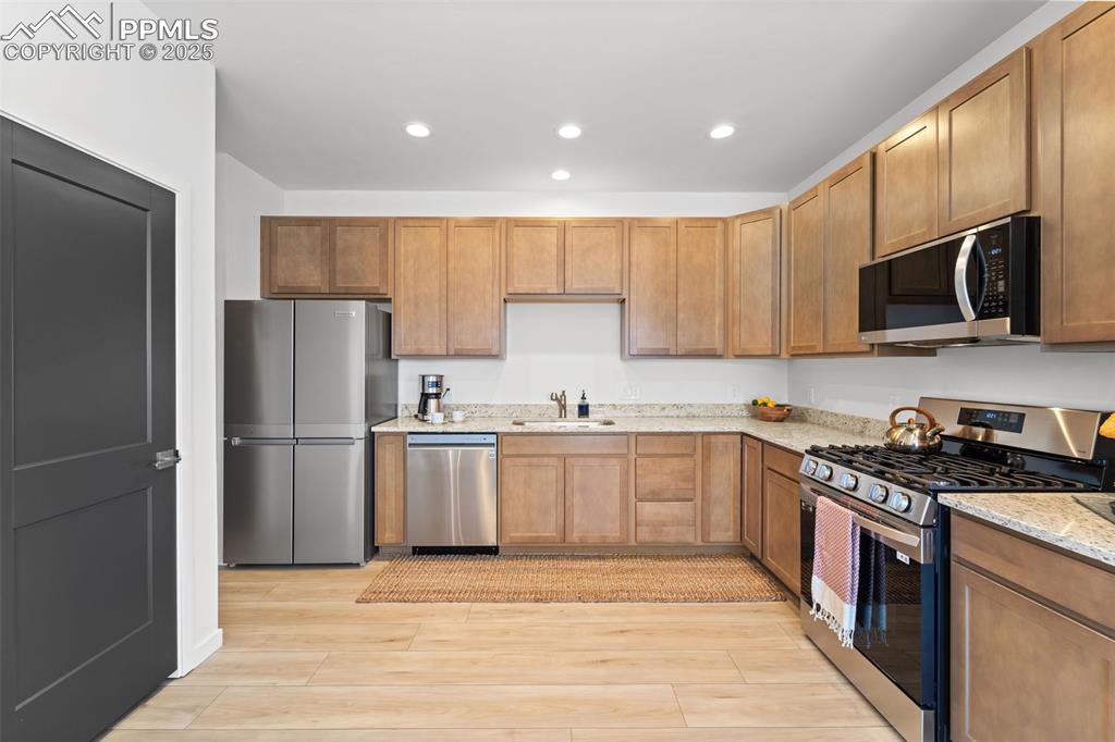 Image 10 of 32: Kitchen