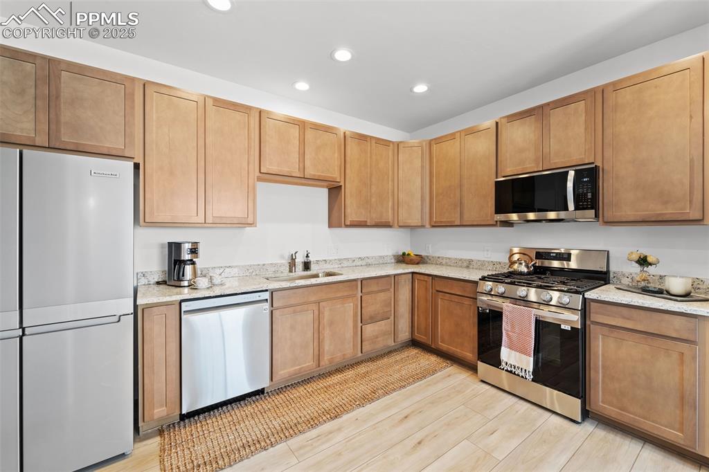 Image 11 of 32: Kitchen