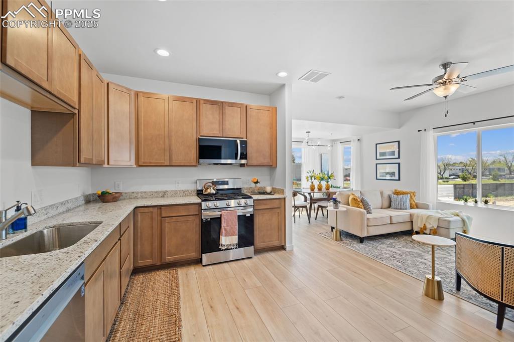 Image 12 of 32: Kitchen